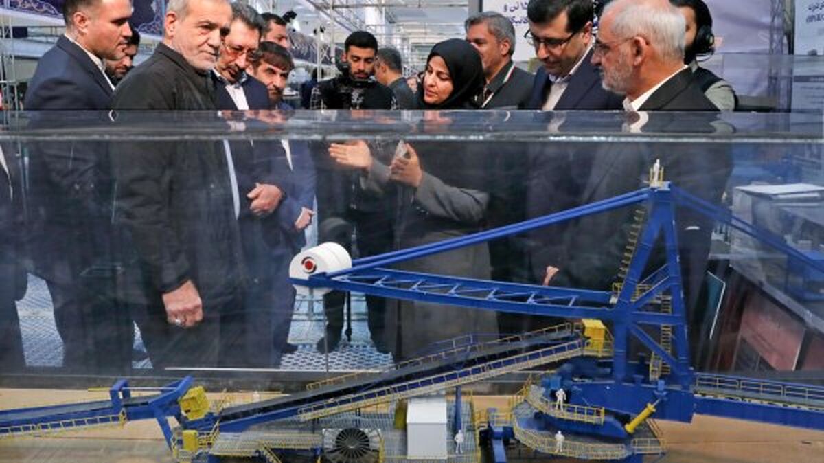 بازدید رئیس جمهور و جمعی از اعضای دولت از نمایشگاه «پیشگامان پیشرفت»