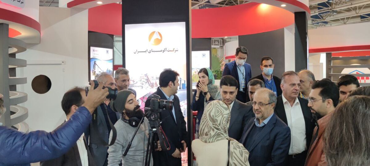 بازدید رییس هیات عامل ایمیدرو از غرفه شرکت آلومینای ایران