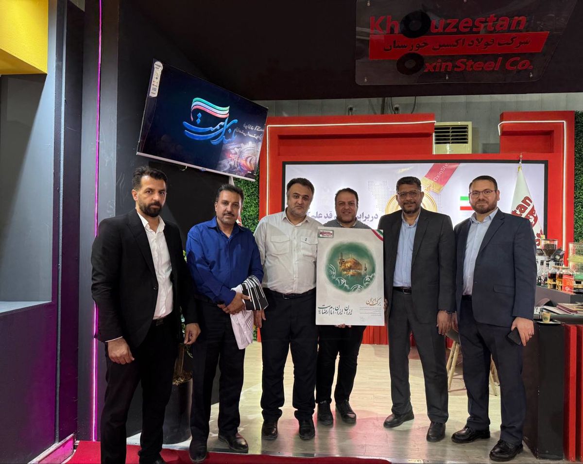 بازدید باقر ابراهیمی، مدیر روابط عمومی فرمانداری اهواز، به همراه جمعی از اصحاب رسانه از غرفه فولاد اکسین خوزستان