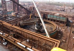 برای اولین بار به عنوان اقدامی حیاتی و بی‌سابقه رقم خورد؛ تعویض سازه استراکچر فلزی تیکنر و پارویی در فولاد هرمزگان، گامی مهم در جهت پایداری تولید