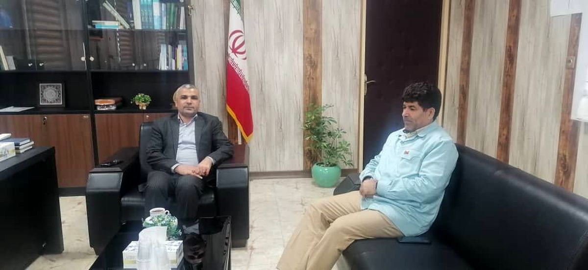 نشست صمیمانه مهندس حکیمی مدیر منابع انسانی و امور اجتماعی شرکت صنعت فولاد شادگان با دکتر صالح زاده فرماندار شهرستان شادگان
