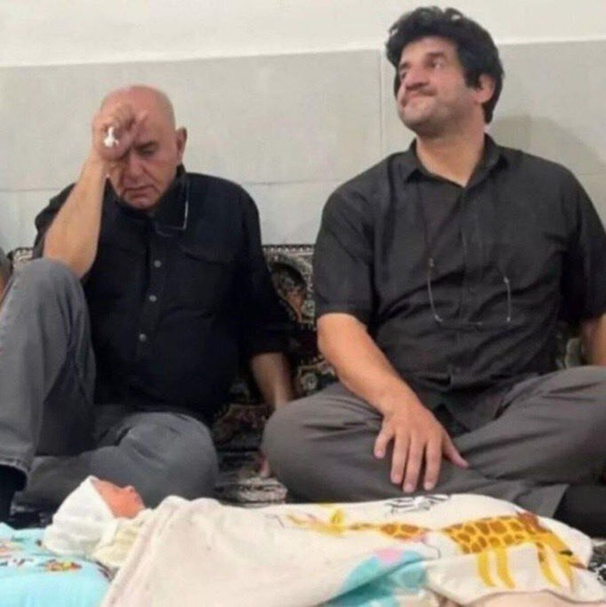 فرزند کارگر معدن طبس بعد از مرگ او متولد شد | روایتی دلخراش از زندگی کارگری که در عمق ۵۰۰ متری زمین کار می‌کرد | تصاویر

