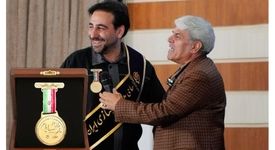 اهدای نشان‌ افتخار و حمایل حامی مدرسه‌سازی ایران به ایمان عتیقی مدیر عامل شرکت گل گهر