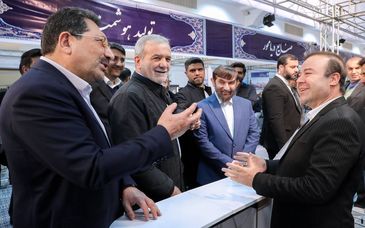 در نمایشگاه پیشگامان پیشرفت انجام شد؛ ارائه آخرین وضعیت طرح‌های توسعه‌ای فولاد هرمزگان به رئیس جمهور