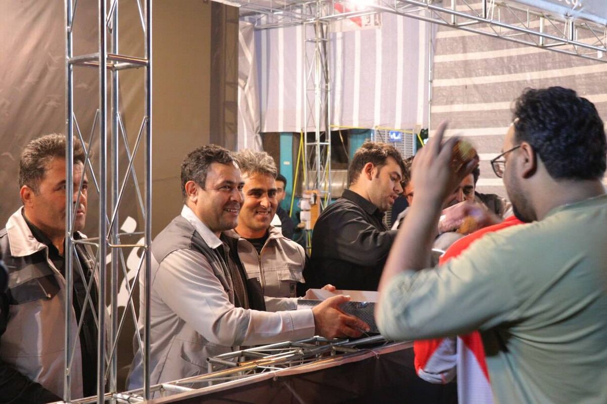 ثبت لحظاتی ماندگار از خانواده بزرگ پارس فولاد سبزوار در بدرقه امام شهید 