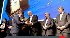 اهدای لوح تقدیر به پاس مشارکت گروه فولاد مبارکه در راه اندازی معاملات گواهی سپرده و توسعه بازارهای مالی