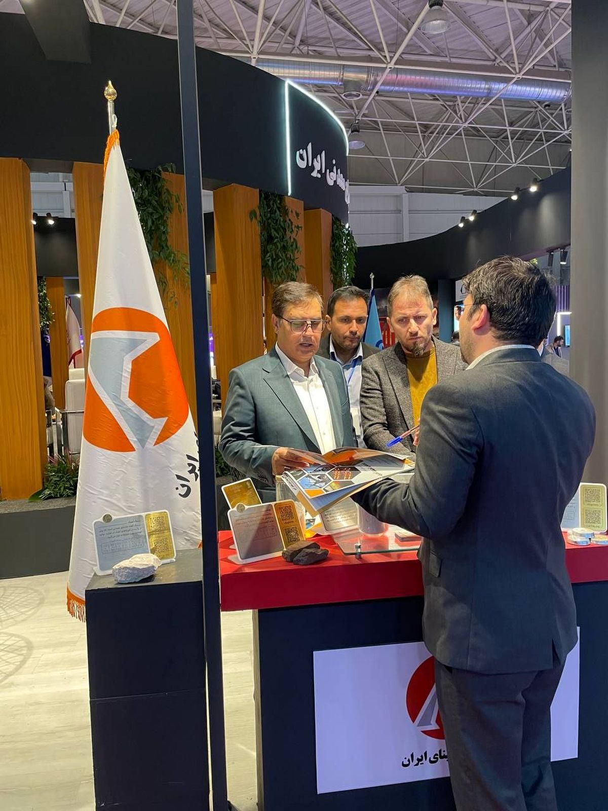 بازدید دکتر  بادکوبه، مدیرعامل و عضو محترم هیأت‌مدیره شرکت آلومینای ایران از نمایشگاه تقاضای ساخت و تولید ایرانی (  تستا )