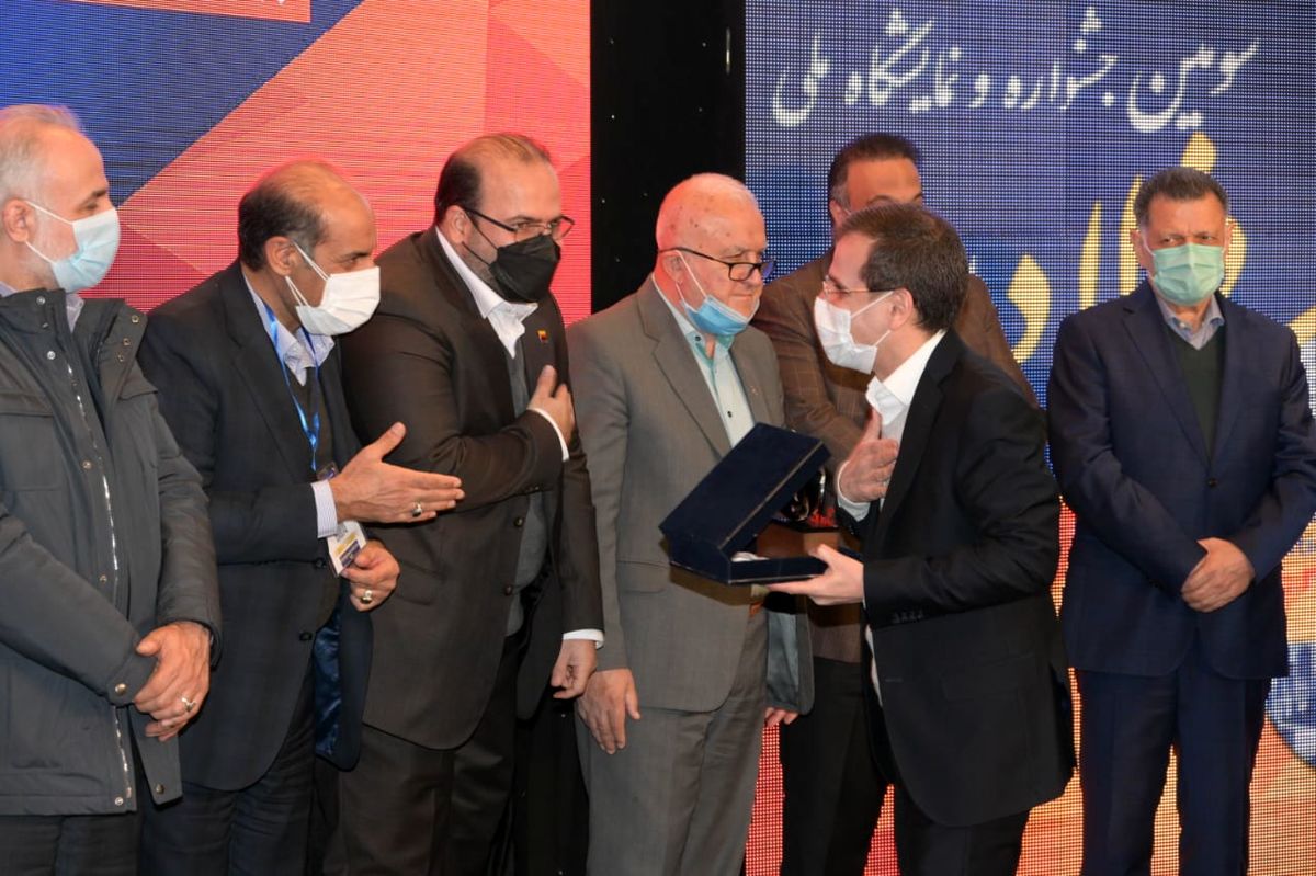 از تلاش های ۷ چهره توسعه گرا صنعت فولاد کشور در سال ۱۴۰۰تقدیر شد