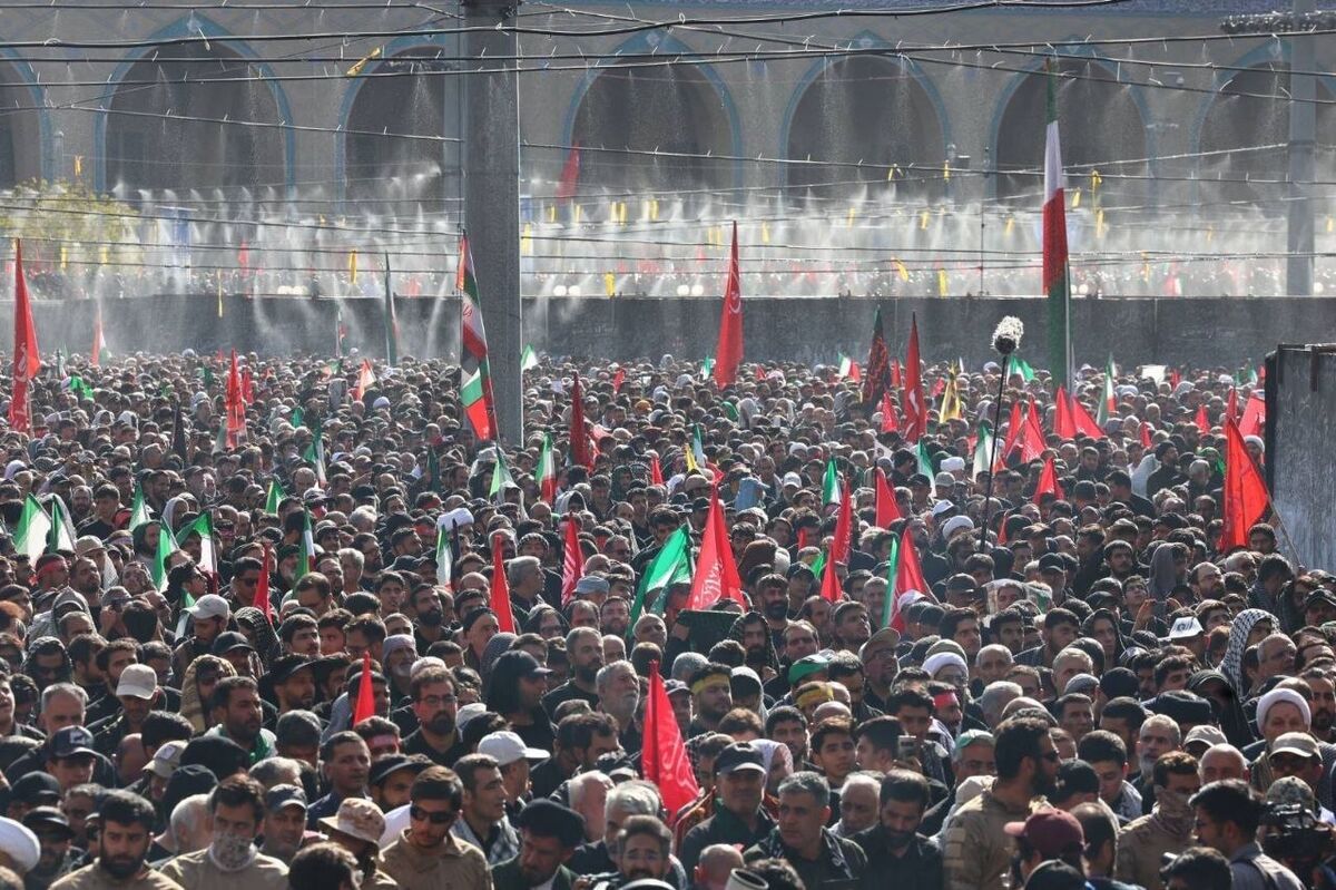 اقامه نماز بر پیکر رهبر شهید