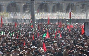 اقامه نماز بر پیکر رهبر شهید