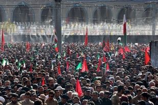 اقامه نماز بر پیکر رهبر شهید