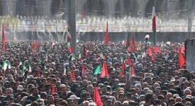 اقامه نماز بر پیکر رهبر شهید
