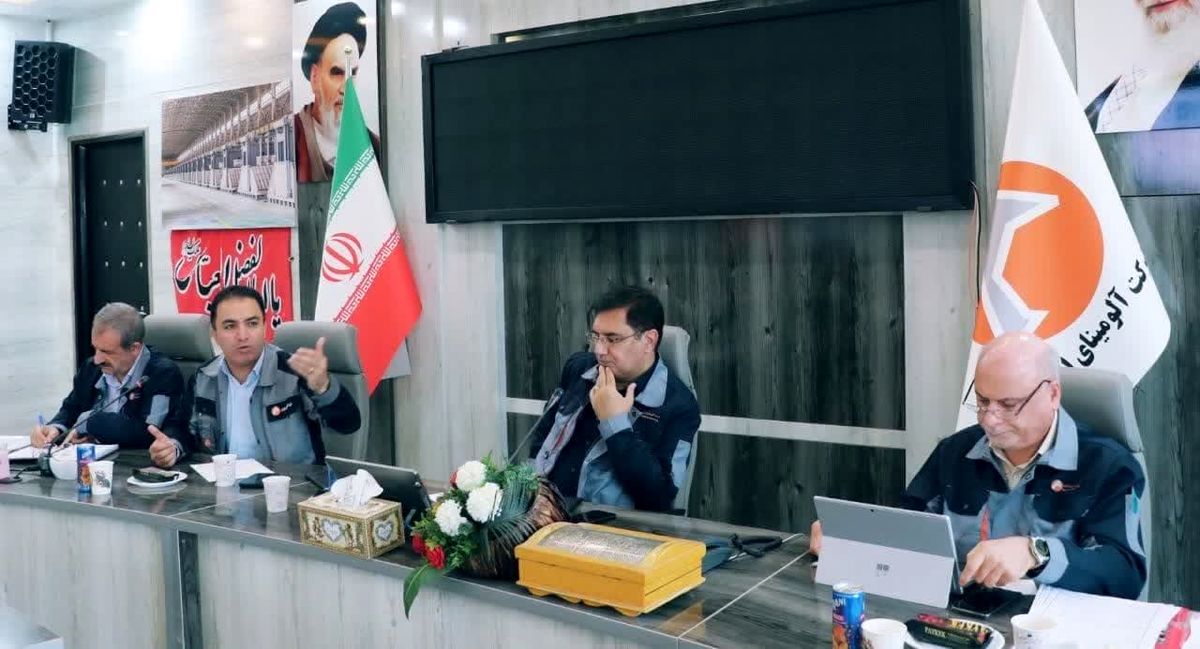 بررسی عملکرد تولید، منابع انسانی و پروژه نیروگاه خورشیدی در جلسه شورای معاونین و مدیران شرکت آلومینای ایران