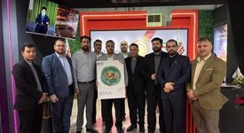 حضور دکتر مصطفی اسکندری، رئیس هیأت‌مدیره فولاد اکسین خوزستان در غرفه شرکت