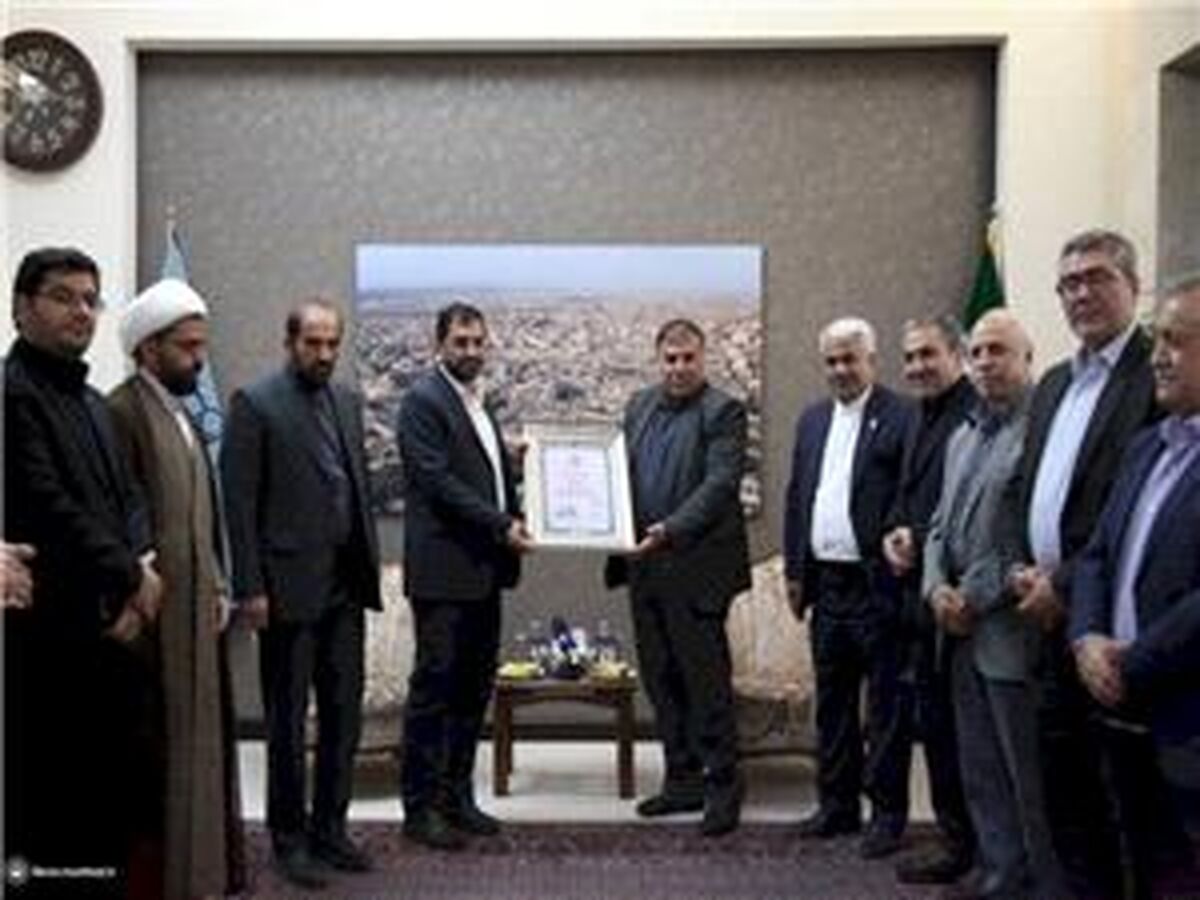  سند مشهد شهر جهانی گوهرسنگ ها به شهردار مشهد اعطا شد