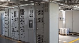 با هدف حمایت از تولید داخل و صرفه‌جویی ارزی انجام شد؛ خرید 17 ردیف تابلوهای برق فشار متوسط فولاد هرمزگان از سازندگان داخلی