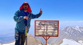 صعود موفق کارگر پرتلاش فولاد اکسین به قله کلونچین زردکوه بختیاری 