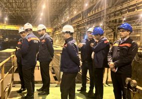 بازدید سرزده مدیر عامل شرکت فولاد اکسین خوزستان از خط تولید و گفتگو با کارکنان