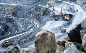 رمق فعالان معدنی کشیده می‌شود