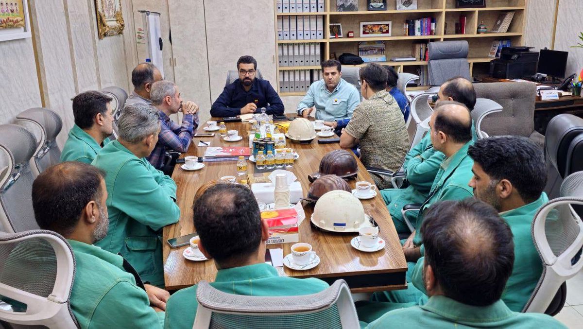 دیدار معاون منابع انسانی و امور اجتماعی با سر شیفت‌های بخش فولادسازی شرکت فولاد خوزستان
