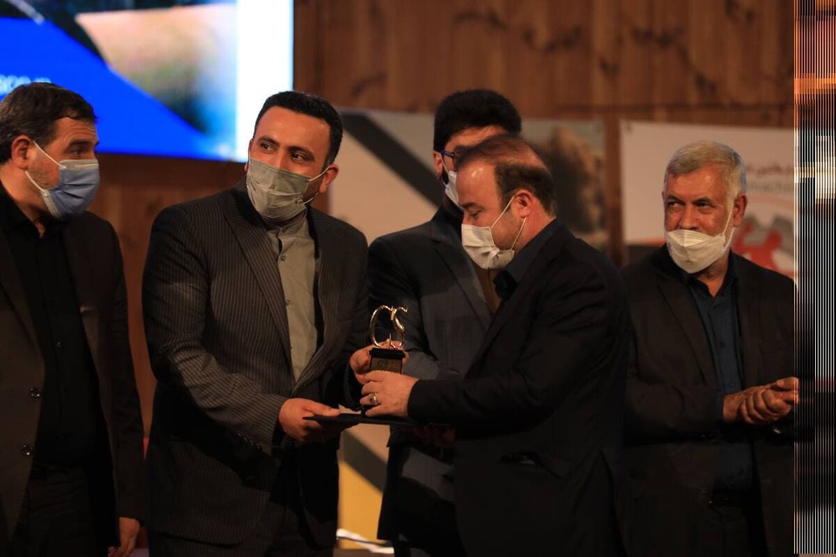 فولاد هرمزگان موفق به کسب لوح تقدیر و تندیس مشتری مداری شد
