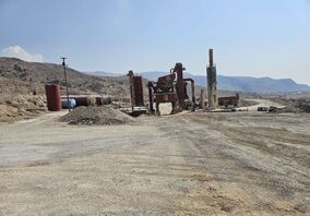 تعطیلی معدن کوه رحمت تخت جمشید قطعی است/ جابه‌جایی مصالح دپو شده در معدن

