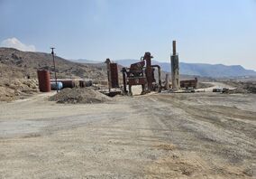 تعطیلی معدن کوه رحمت تخت جمشید قطعی است/ جابه‌جایی مصالح دپو شده در معدن

