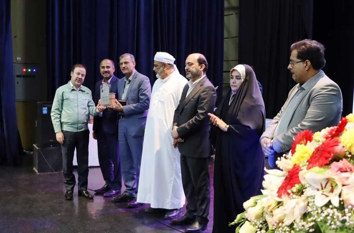 در سی و پنجمین جشنواره امتنان از کارگران نمونه، گروه‌های نخبه کار و واحدهای نمونه استان هرمزگان انجام شد؛ تقدیر از فولاد هرمزگان به عنوان برترین واحد کارفرمایی استان هرمزگان

