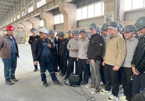 بازدید دانش‌آموزان پایه نهم مدرسه نمونه دولتی موعود شهرستان گرمه از شرکت آلومینای ایران