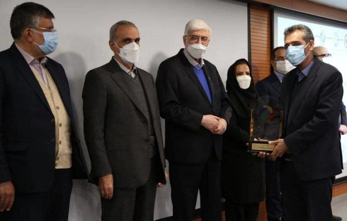 ذوب آهن اصفهان تندیس جایزه مسئولیت اجتماعی مدیریت را دریافت کرد