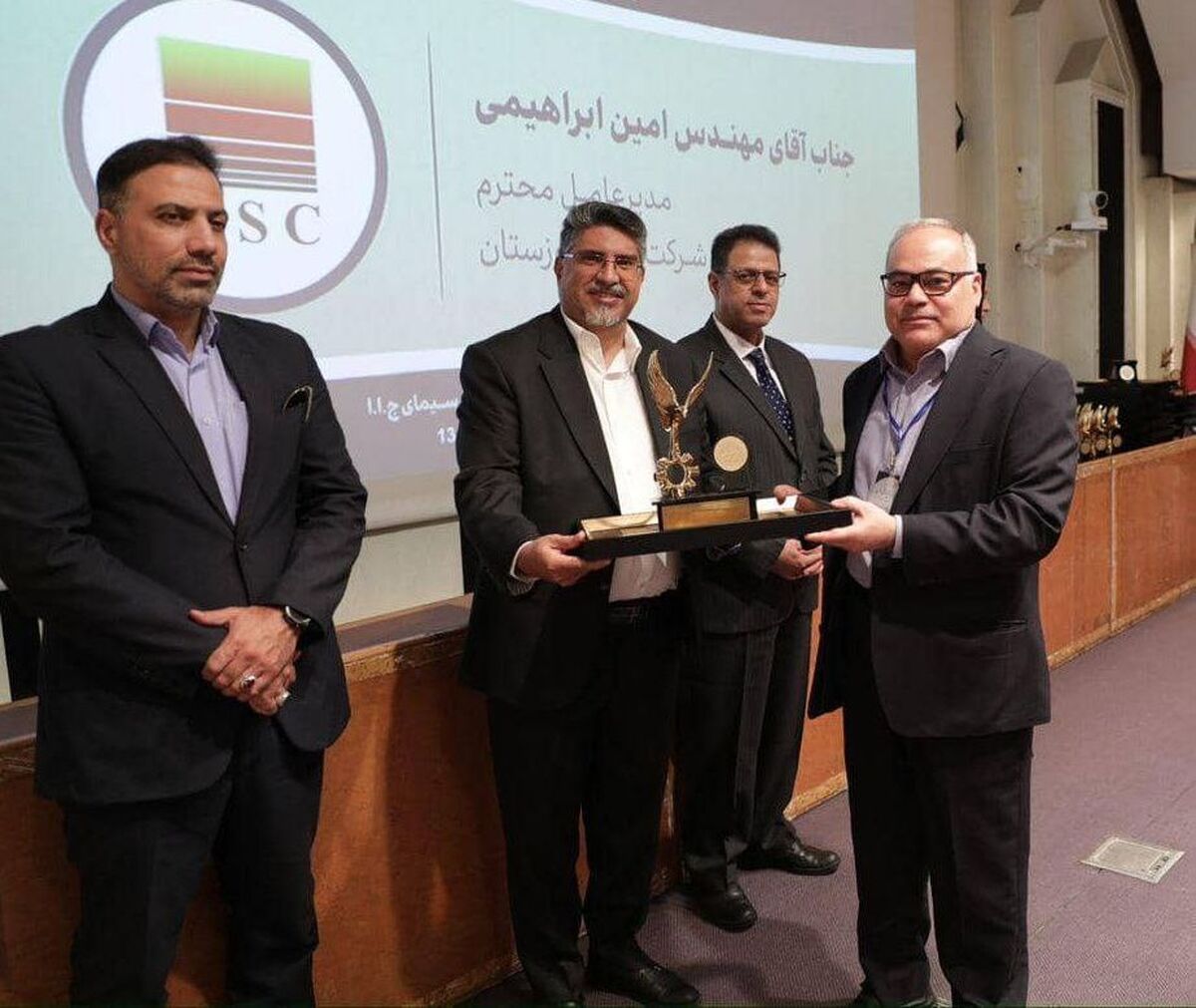  تندیس و لوح زرین سمپوزیوم ملی مدیران موفق به مدیرعامل شرکت فولاد خوزستان اعطا شد

