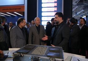 بازدید دکتر هدایت مدیرعامل شرکت سرمایه گذاری غدیر از غرفه فولاد غدیر نی‌ریز