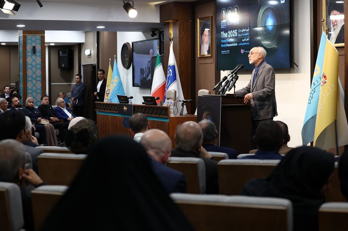 حضور دکتر سید مصطفی فیض مدیرعامل شرکت ملی مس ایران در آیین اعطای نخستین مدال «دانشمند جوان» جایزه مصطفی