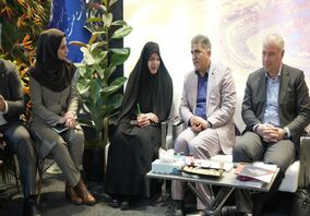 حضور معصومه آقاپور مشاور اقتصادی رئیس جمهور و تورج زارع مدیرعامل شرکت تهیه و تولید مواد معدنی ایران(ایمپاسکو)در غرفه ایمیدرو