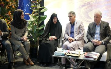 حضور معصومه آقاپور مشاور اقتصادی رئیس جمهور و تورج زارع مدیرعامل شرکت تهیه و تولید مواد معدنی ایران(ایمپاسکو)در غرفه ایمیدرو